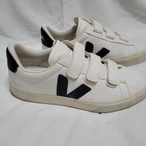 Veja Women Cream and Black Velcro Sneakers
